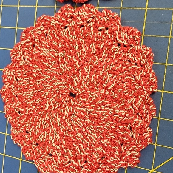Red & White Knitted 7.5" Doily Trivet - Picture 2 of 3